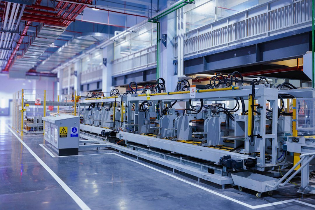 Línea de producción con maquinaria industrial.