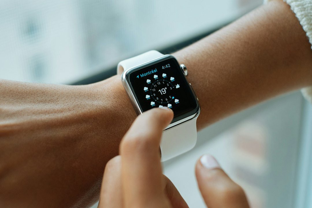 Persona utilizando un reloj inteligente en su muñeca.